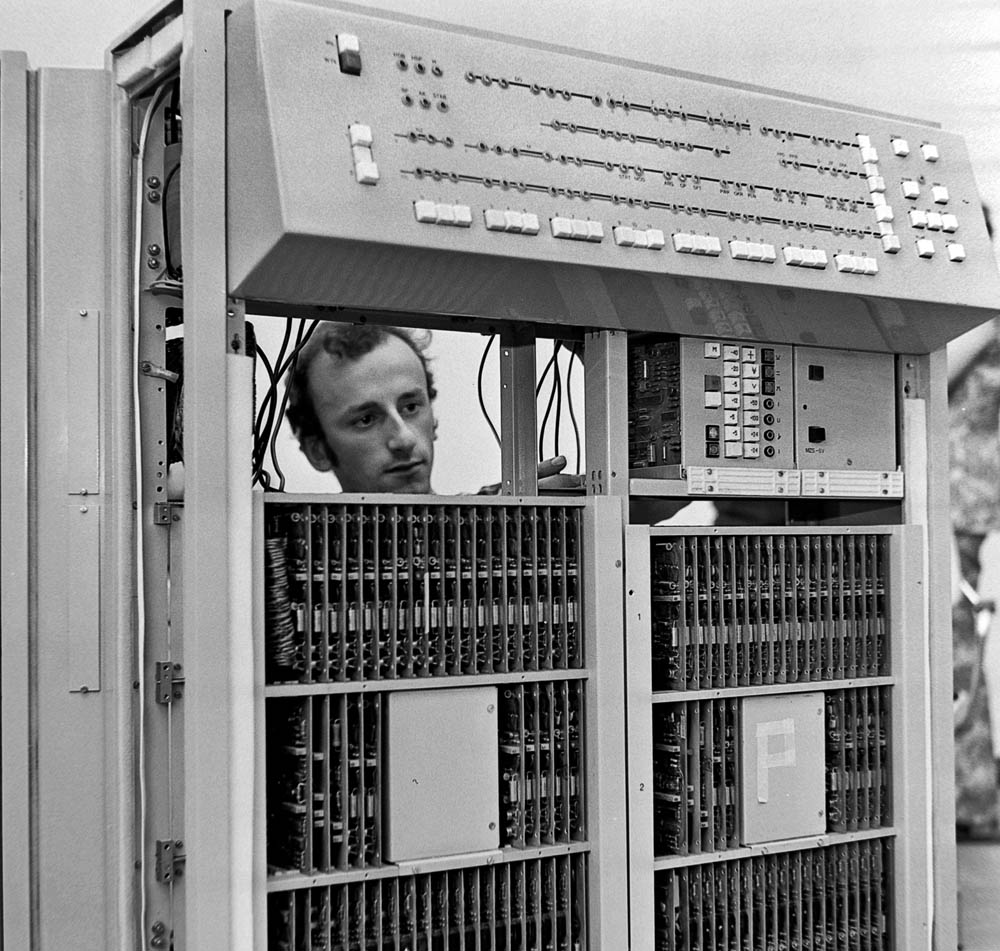 Вроцлавский завод электроники Elwro существовал в 1959-1993 годы и производил в частности калькуляторы, а также компьютеры Odra и RIAD. На фото: сборка составляющих. Фото: Станислав Кокуревич / Forum